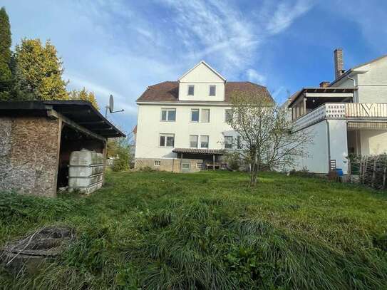 Renovierungsbedürftiges Mehrfamilienhaus mit 3 Wohnungen und Bauoption in Weidhausen bei Coburg