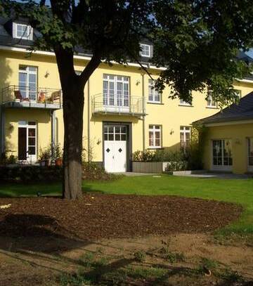 Kleine, sehr charmante & gehobene Dachgeschoss-Wohnung mit W-Loggia in gepflegtem Baudenkmal