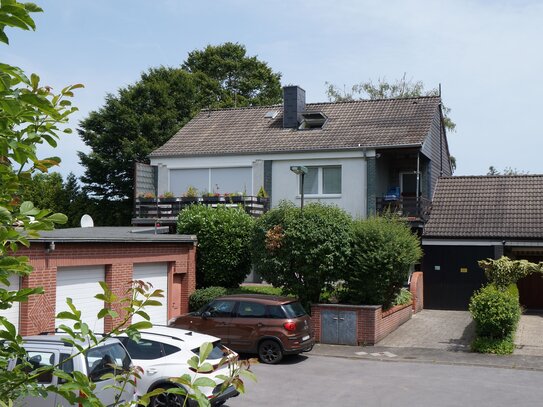 Mehrfamilienhaus mit 3 Garagen und großem Garten