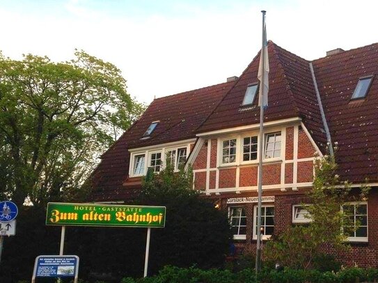 Historischer Bahnhof mit Traditionsgaststätte, Gästezimmern und einer Dachgeschosswohnung in zentraler Lage von HH-Curs…