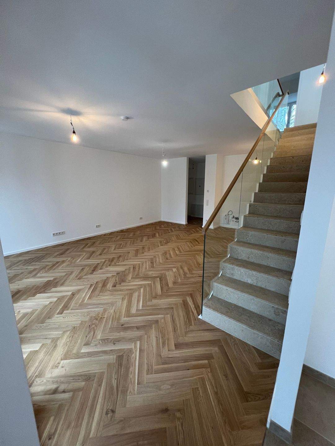 ab sofort! Maisonettewohnung mit Dachterrasse und Balkon, 2 Bäder, Fahrstuhl& Tiefgarage - Photo 1