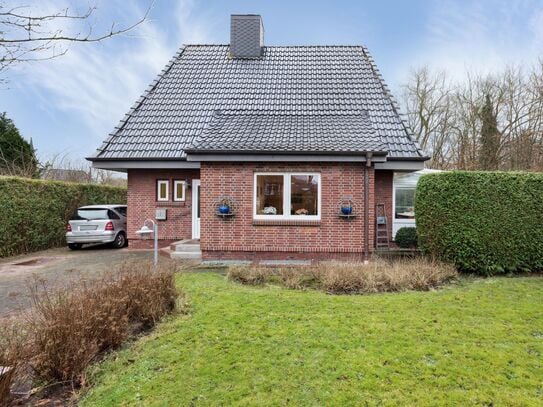 Charmantes Einfamilienhaus mit großem Garten - saniert und bezugsfertig in Heide