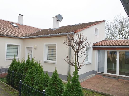 Kernsaniertes Winkel-Bungalow mit EBK & Garage im Zentrum von Röthenbach an der Pegnitz