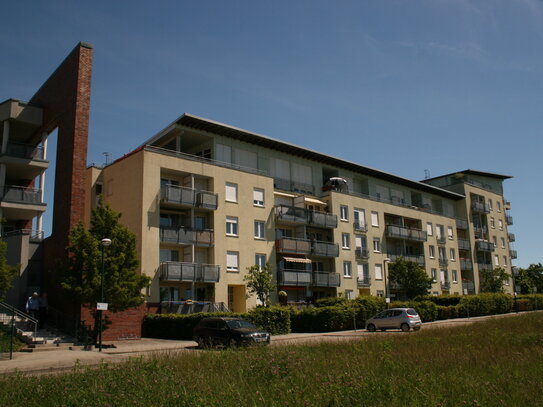 Attraktive Kapitalanlage - Vermietete 2-Raum Wohnung mit Blick ins Grüne, Balkon, Fahrstuhl & Tiefgaragenstellplatz