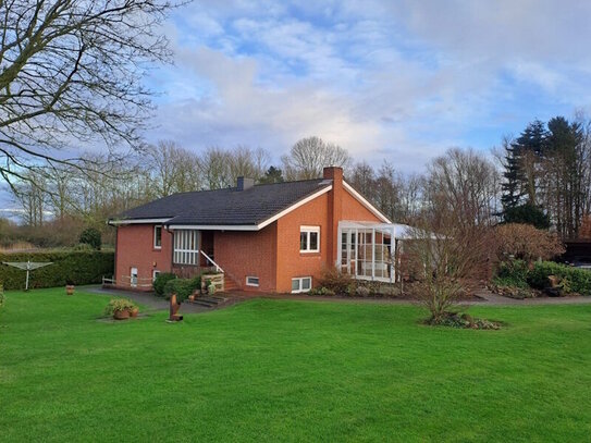 Hemmoor/Cuxhaven: Gepfl. Landhaus auf ca.1,6 ha in zentraler u.ruhiger Lage + Bauplatz