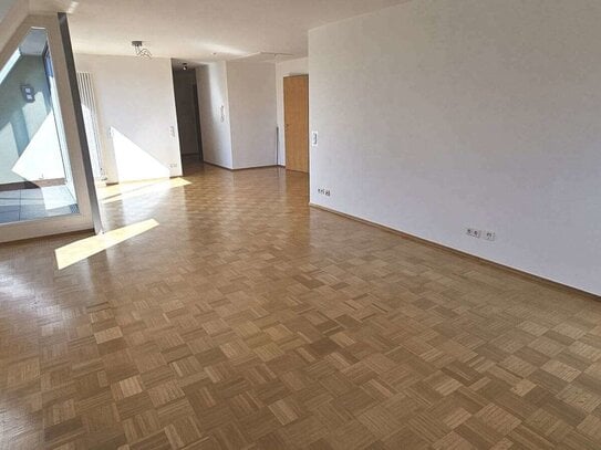 Tolle 4-Zimmer-Dachgeschosswohnung mit Loggia, EBK und Stellplatz.