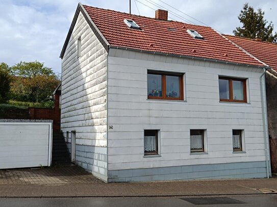 Wemmetsweiler, freistehendes Einfamilienhaus, sanierungsbedürftig, 5 Zimmer, 1 Bad, Terrasse, Garage und Garten