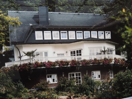 Großes repräsentatives Wohn- und Geschäftsgebäude mit 2 Doppelgaragen und tollem Panoramablick