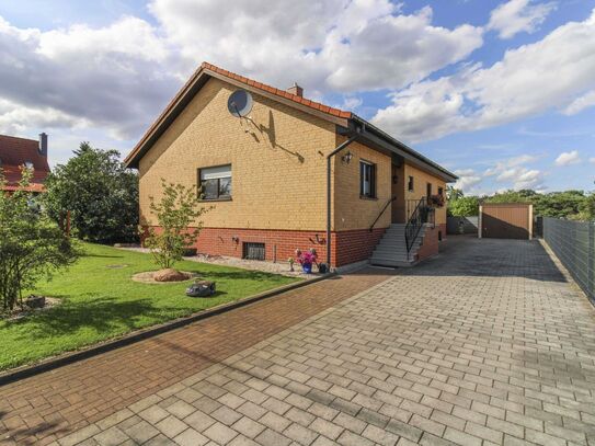 Gartenidylle: Schönes Zuhause mit Garage und Carport in ruhiger Feldrandlage