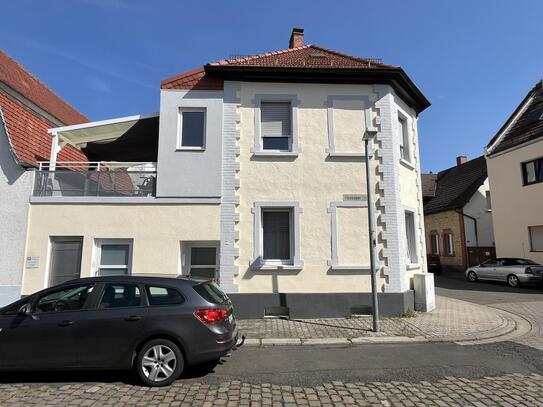 Rundum renoviert und bezugsfertig: Geräumiges Ein-/Zweifamilienhaus in Worms zu verkaufen