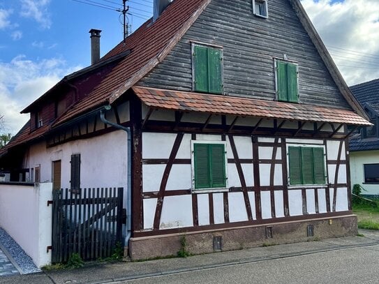 Denkmalgeschützes Haus mit Wirtschaftsgebäude auf attraktives Grundstück mit Bauplatz