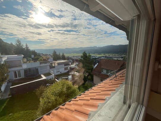 Traumhafte DG-Wohnung mit Loggia * Panoramablick * Einbauküche * Südhanglage * Waldrand * sofort bezugsfähig