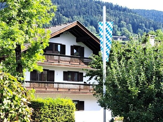 Neu renovierte 2-Zi.-DG-Wohnung mit Balkon im Herzen von Tegernsee zu vermieten!