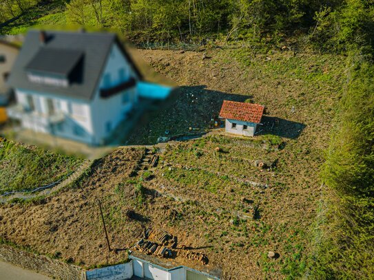 **Sonnige und unverbaubare Hanglage auf rießigem Grundstück**