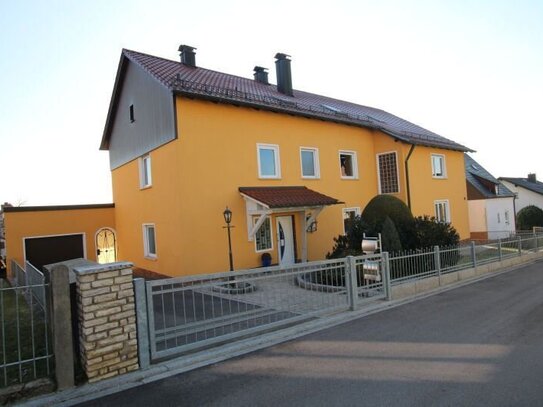 Sanierungsbedürftiges Dreifamilienhaus in Wackersdorf