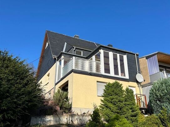 Bezugsfertige Doppelhaushälfte mit Balkon, Garage, Wa, Du. und sonnigem Grundstück am Stadtrand