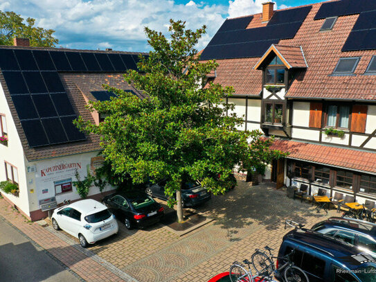 Hotel mit 43 Zimmern, Gastronomiefläche und Ausblick über Breisach-Kaiserstuhl-Tuniberg-Schwarzwald