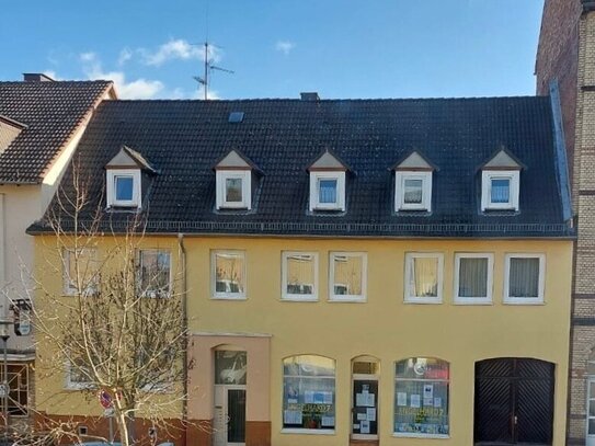 Attraktivere Mehrfamilienhaus mit Büroräumen