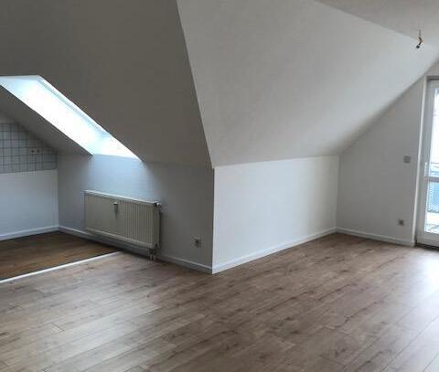 1.GRUNDMIETE FREI! PERFEKT für SINGLES! FRISCH RENOVIERT! 1 ZIMMER + BALKON!