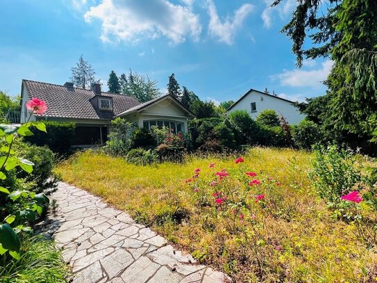 Frankfurt-Lerchesberg: Modernisierung oder Neubau: Älteres Einfamilienhaus auf Traumgrundstück!