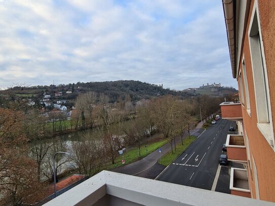 Wunderschöne 3-Zimmer Wohnung mit Mainblick und 2 Balkonen