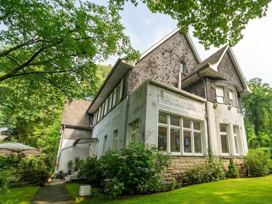 freistehende, historische Villa in denkmalgeschützter Siedlung