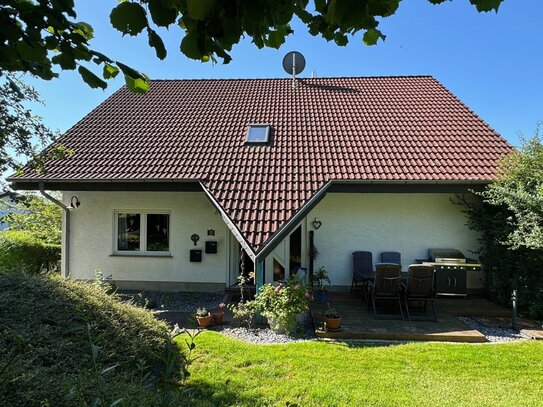 /// 2 Familienhaus in traumhafter Wohnlage mit Wintergarten, Doppelgarage, Solaranlage und weiteren Extra´s ///