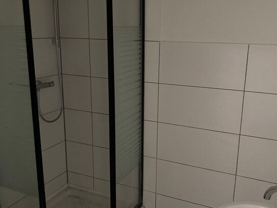 * Kompakte 1-Zimmer mit Laminat und Dusche in Zentrumsnähe! *