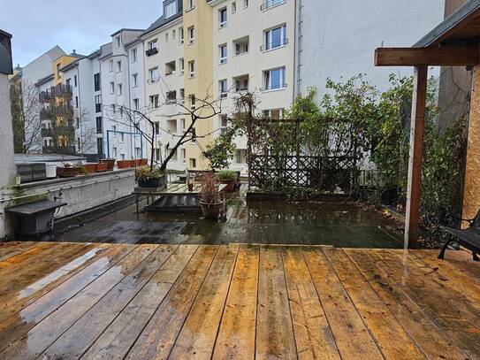 Mittendrin! Zentral gelegene und geräumige 2-Zi.-Wohnung mit Dachterrasse! Erstbezug nach umfangreicher Renovierung!