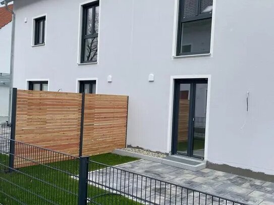 Doppelhaushälfte in familienfreundlicher Sackgasse in Oberstimm (KFW40 Massivhaus / Profisionsfrei)