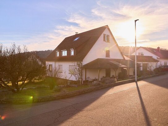 "Platz für die ganze Familie: Zweifamilienhaus mit Garten, zwei 4-Zimmer-Wohnungen & Traumaussicht