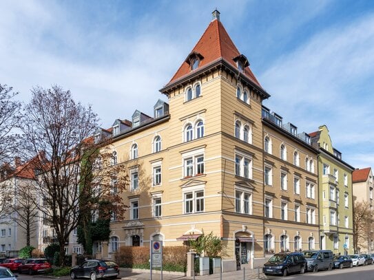 Schwabinger Toplage: soeben modernisierte, helle 2-Zimmer-Altbauwohnung