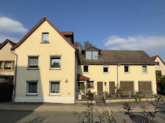 Willkommen im Ein-/Zweifamilienhaus mit zwei Garagen und einem Garten zum Verlieben