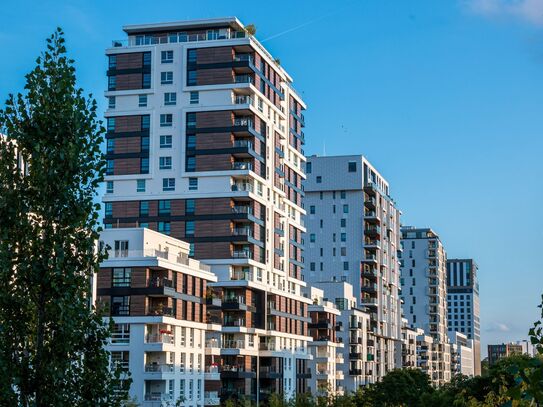 Vis-á-vis mit der Düsseldorfer Skyline in der stilvollen 3-Zimmer-Wohnung im 10.OG