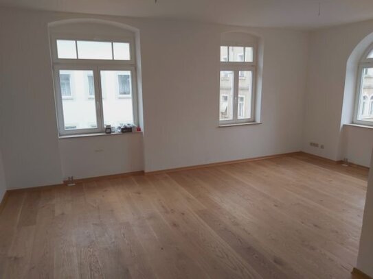 Schöne Fünfraumwohnung + große Küche + 3 Balkone + Garten