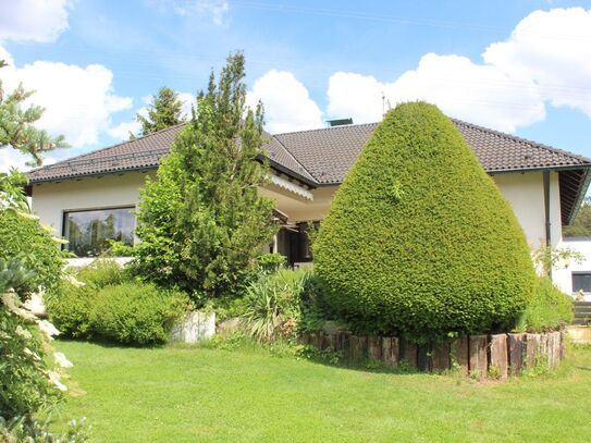 SO GEHT WOHNEN: Attraktiver und grundsolider Winkelbungalow im klassischen Baustil