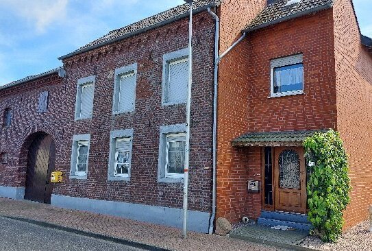 Ehemaliger Bauernhof mit geschlossenen Innenhof und Weideland