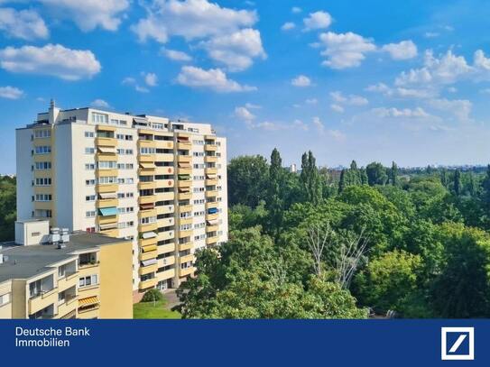 Fernblick aus oberstem 8. Stockwerk mit Sonnenbalkon und Aufzug