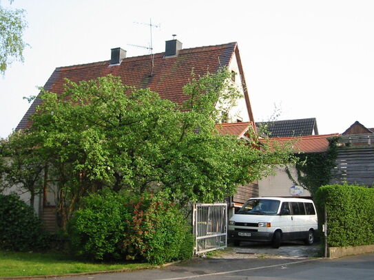 Schönes Einfamilienhaus, 7-Zimmer, Balkon, Terasse, 2 Garagen, schöner Garten, in 97270 Kist