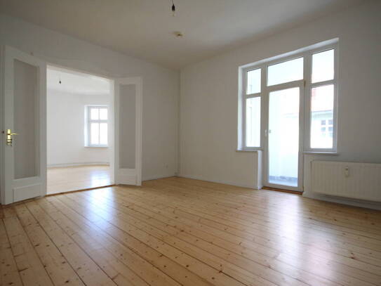 Großzügige und schöne 4-Zimmer-Altbauwohnung mit Loggia in direkter Nähe vom Rathaus