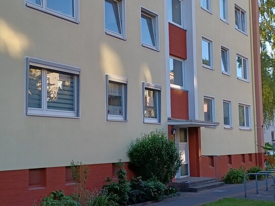 Misburg-Nord, 3 Zi. Eigt-Whg., 1. OG, 73 qm, renoviert, EBK m. neu. Geräten, Balkon, Keller, Garage