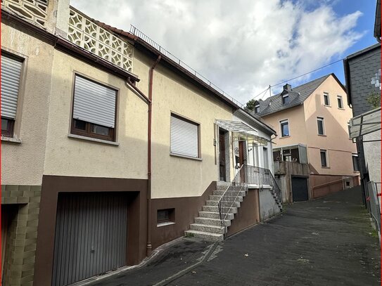 Einladendes Reihenmittelhaus mit Terrasse und Potenzial in zentraler Lage