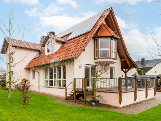 Attraktives Zweifamilienhaus mit Garten, Terrasse und PV- Anlage