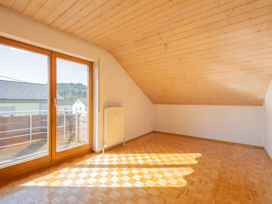 Helle Dachgeschosswohnung mit Balkon und Doppelgarage