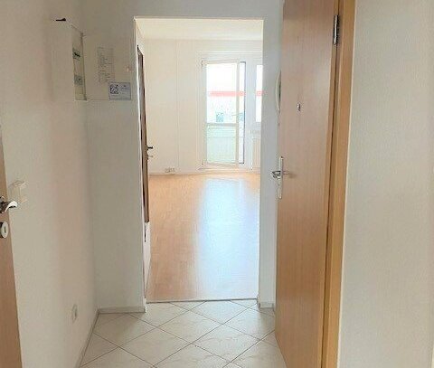 * kaltmietfrei! 330,00 € gespart! Schöne, helle 2 Raum Wohnung mit Balkon *