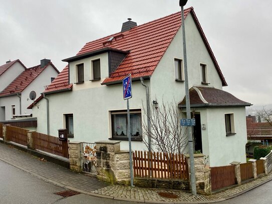 ACHTUNG, NEUER PREIS! Gepflegtes und solides Wohnhaus mit Vollkeller und 2 massiven Garagen in bester Wohnlage von Wüns…