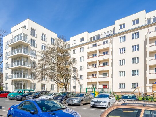 Altbauwohnung in ruhiger gefragter Lage / sehr großer Balkon / hohe Räume / Bezug 12/2024