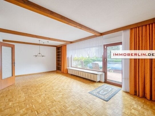 IMMOBERLIN.DE - Charaktervolles Ein-/Zweifamilienhaus mit Südgarten, Pool & Garage in ruhiger Lage