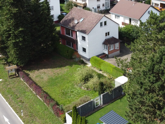 VIELSEITIGES DREIFAMILIENHAUS MIT WEITEM GARTENZAUBER IN BERNSTADT