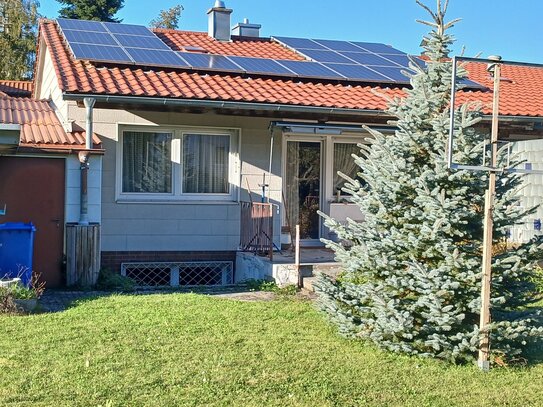 Tiny Bungalow in ruhiger Lage, unterkellert, mit schönem Garten, Garage, PV-Anlage